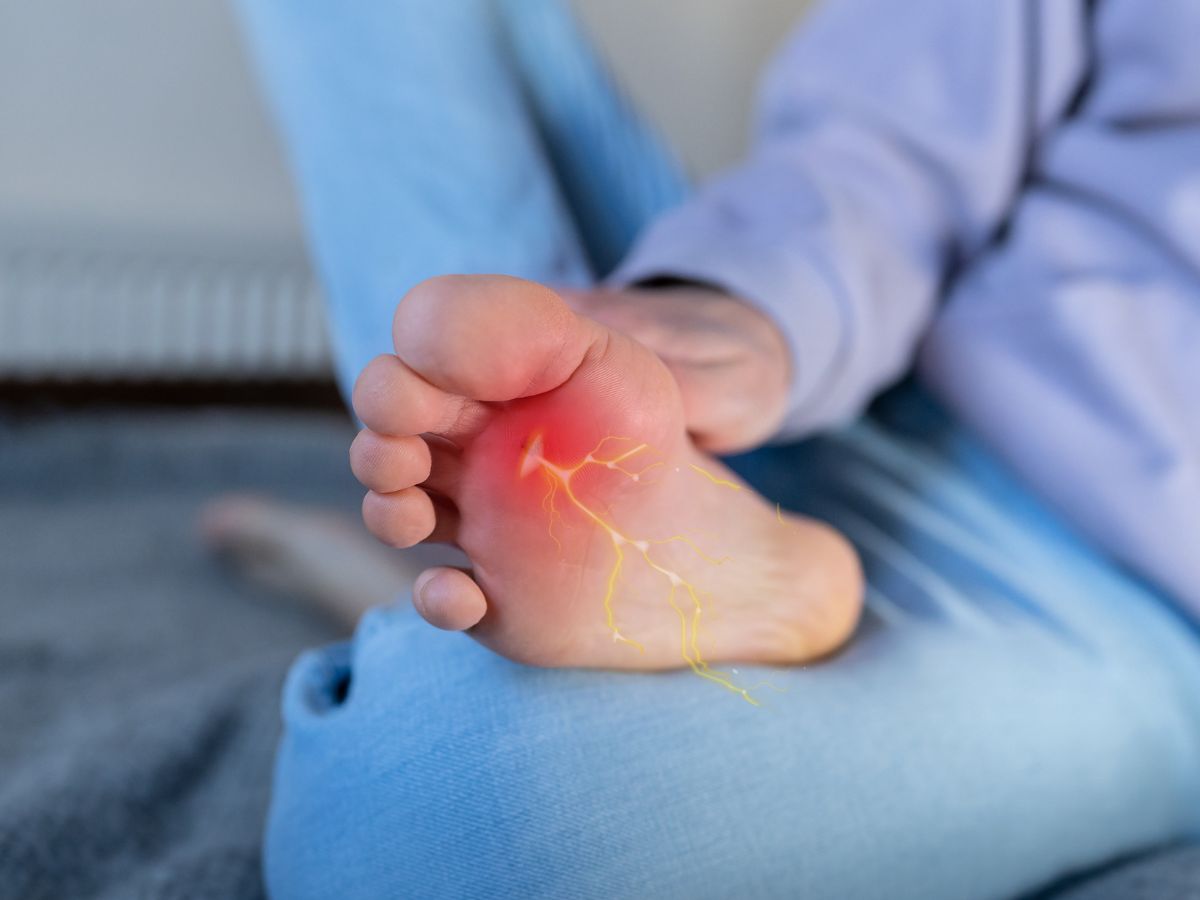 Paciente examinando sensibilidad en los pies